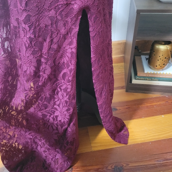 ✨Junior's size 12 one shoulder plum lace gown - Picture 3 of 16